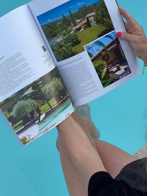 La revue Eden au bord de la piscine du Mas Oréa
