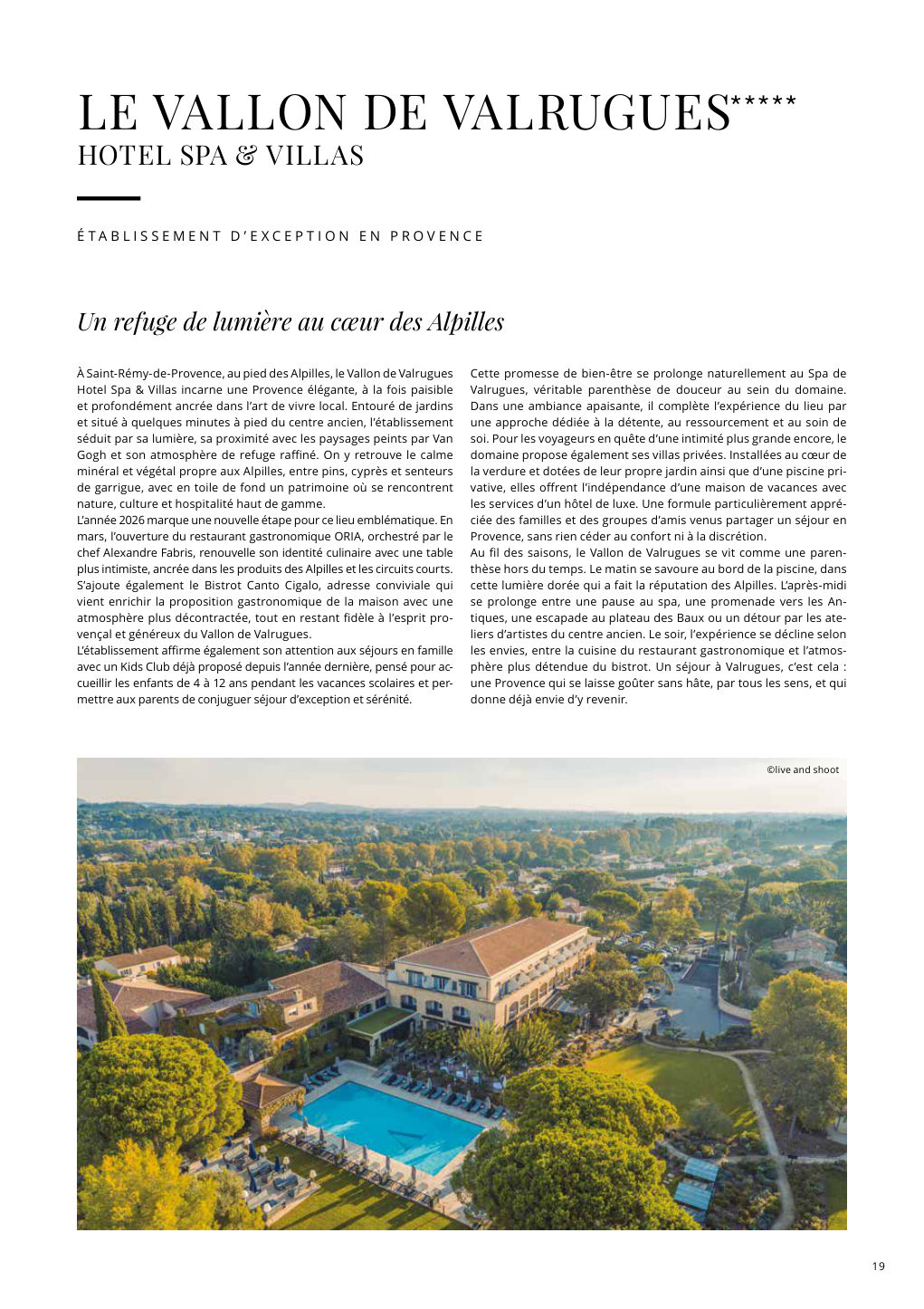 À Saint-Rémy-de-Provence, au pied des Alpilles, le Vallon de Valrugues Hotel Spa & Villas incarne une Provence élégante, à la fois paisible et profondément ancrée dans l’art de vivre local. Entouré de jardins — Eden Summer 2026, page 19